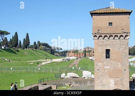 Blick auf den Circus Maximus (Circo Massimo), mit dem mittelalterlichen Moletta-Turm (Torre della Moletta) im Vordergrund. Rom, Italien Stockfoto