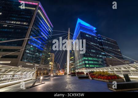 Denver's Millennium Bridge bei Nacht Stockfoto