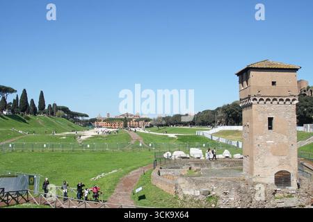 Blick auf den Circus Maximus (Circo Massimo), mit dem mittelalterlichen Moletta-Turm (Torre della Moletta) im Vordergrund. Rom, Italien Stockfoto