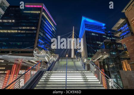 Denver's Millennium Bridge bei Nacht Stockfoto