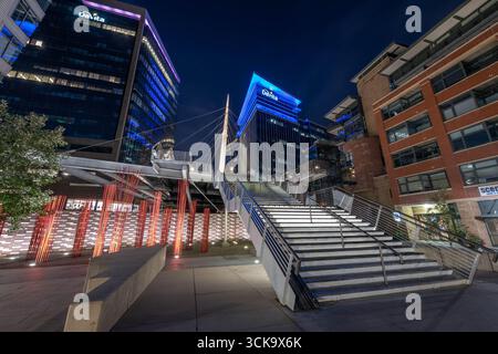 Denver's Millennium Bridge bei Nacht Stockfoto