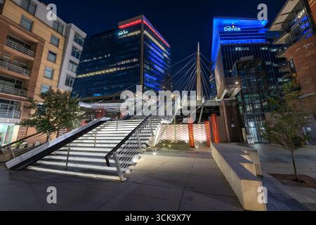 Denver's Millennium Bridge bei Nacht Stockfoto