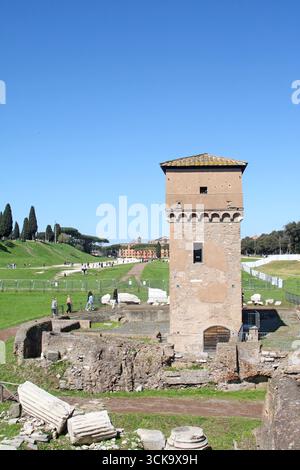 Blick auf den Circus Maximus (Circo Massimo), mit dem mittelalterlichen Moletta-Turm (Torre della Moletta) im Vordergrund. Rom, Italien Stockfoto