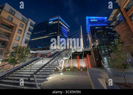 Denver's Millennium Bridge bei Nacht Stockfoto