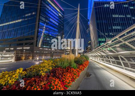 Denver's Millennium Bridge bei Nacht Stockfoto