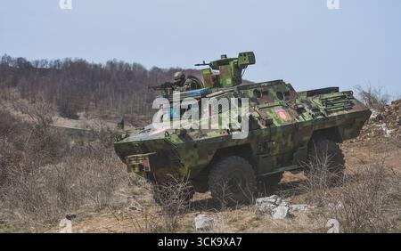 Soldat mit Maschinengewehr auf gepanzertem Personentransporter BOV Stockfoto