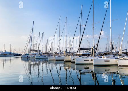 Segelboote liegen in der Alimos Marina, Alimos, Griechenland Stockfoto