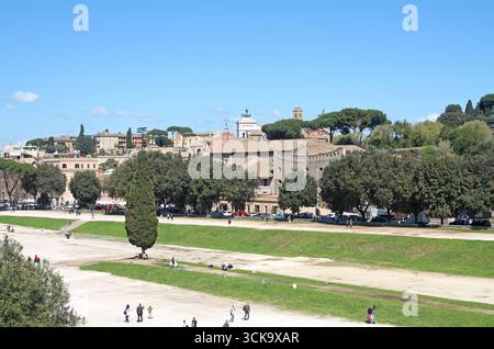 Blick über den Circus Maximus (Circo Massimo) in Richtung Victor Emmanuel Monument (Vittoriano). Rom, Italien Stockfoto