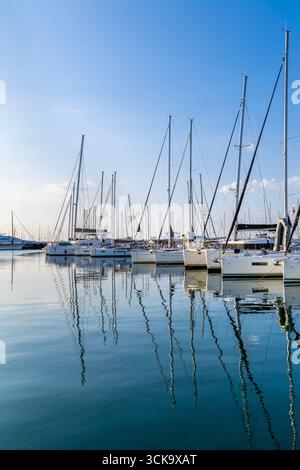 Segelboote liegen in der Alimos Marina, Alimos, Griechenland Stockfoto