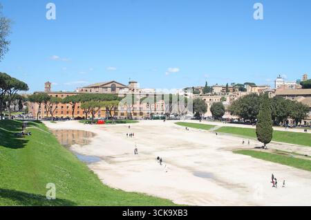 Blick über den Circus Maximus (Circo Massimo) in Richtung der Krypta von Adrian (Cripta di Adriano) und Victor Emmanuel Monument (Vittoriano). Rom, Italien Stockfoto