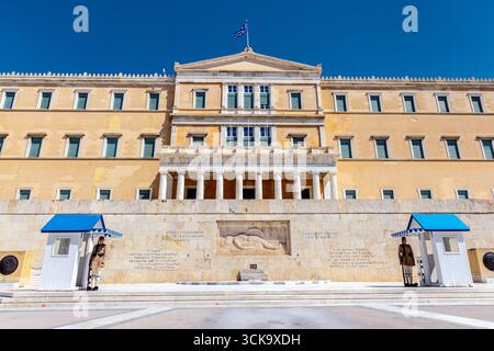 Wachen am Grab des unbekannten Soldaten, hellenisches Parlament auf dem Syntagma-Platz, Athen, Griechenland Stockfoto