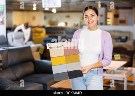 Porträt einer Frau, die Polsterproben vorlegt Stockfoto