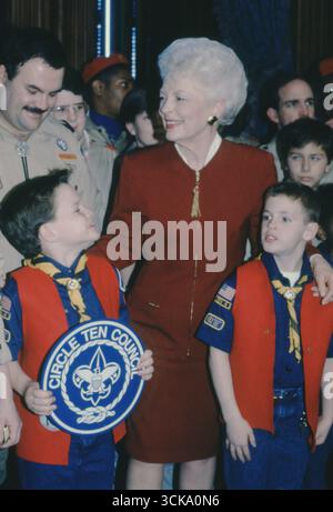 Texas Gouverneur ANN RICHARDS mit Pfadfindern im Texas Capitol ©1993 ©Bob Daemmrich Stockfoto