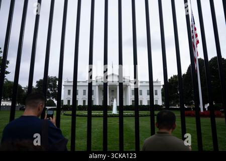 Washington, Usa. September 2025. Die US-Flagge wird am Mittwoch, den 10. September, vor dem Weißen Haus in Washington, DC, auf die Hälfte der Mitarbeiter gesenkt. 2025. Charlie Kirk, Executive Director der konservativen Wendepunkt USA-Interessenvertretung, ist gestorben, nachdem er bei einer Veranstaltung in Utah erschossen wurde. Foto: Kayla Bartkowski/UPI Credit: UPI/Alamy Live News Stockfoto