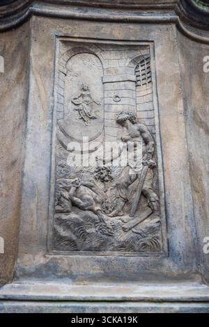 Prag, Tschechische republik - 28. Dezember 2024. Detail der Statue von Johannes dem Täufer, Malteser Platz Stockfoto