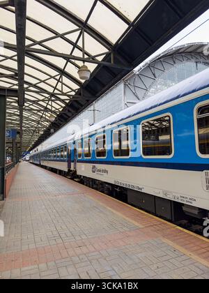 Prag, Tschechische republik - 19. August 2024. Blauer Zug der Tschechischen Eisenbahnen - Ceske Drahy Stockfoto