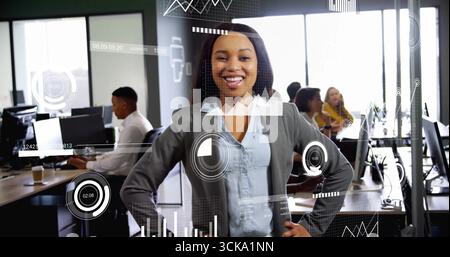 Führende Frau in Geschäftskleidung, die holographische Analytik-Overlays im Großraumbüro präsentiert Stockfoto