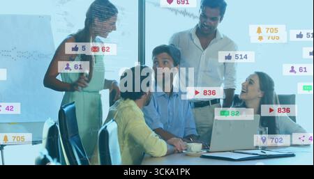 Ein Team von fünf Experten, das Overlays im Büro analysiert, mit Laptop-Kaffeetasse Stockfoto