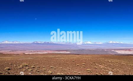 Spektakuläres Panorama von Mountain Rage vom Aussichtspunkt Sand Pedro de Atacama. Die Andenberge, die eine trockene Wüste in großer Höhe bilden Stockfoto