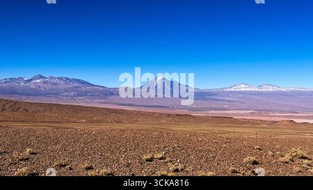 Blick auf die Berge vom Aussichtspunkt Sand Pedro de Atacama. Spektakulärer Vulkan Licancabur, der von den Anden umgeben ist. Stockfoto