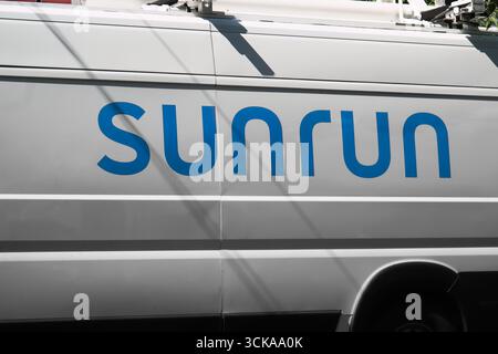 New York, NY - 5. September 2025: Sunrun Photovoltaik-Solarmodul für Wohnzwecke und Elektrobatterien-Speicherlösungen Firmenlogo auf Servicefahrzeug. Stockfoto