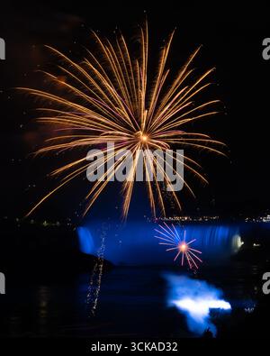 Niagarafälle Feuerwerk über Horseshoe Falls - unscharfer Wasserfall bei Nacht Farbe / farbige Lichter auf unscharfen Wasserfällen bunt / farbige Reflexe Stockfoto