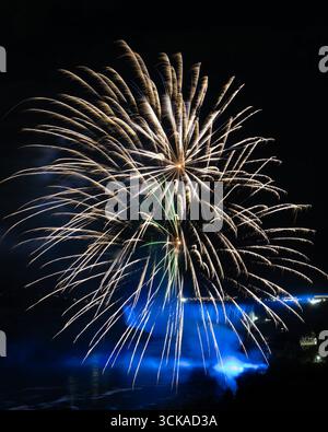 Niagarafälle Feuerwerk über Horseshoe Falls - unscharfer Wasserfall bei Nacht Farbe / farbige Lichter auf unscharfen Wasserfällen bunt / farbige Reflexe Stockfoto