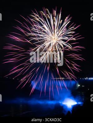 Niagarafälle Feuerwerk über Horseshoe Falls - unscharfer Wasserfall bei Nacht Farbe / farbige Lichter auf unscharfen Wasserfällen bunt / farbige Reflexe Stockfoto