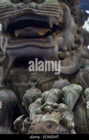 Detaillierte Nahaufnahme eines alten bronzenen Wächterlöwen-Jungen und spielender Mutter im Lama-Tempel in Peking Stockfoto