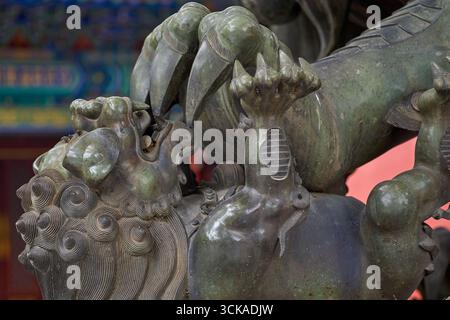 Detaillierte Nahaufnahme eines alten bronzenen Wächterlöwen-Jungen und spielender Mutter im Lama-Tempel in Peking Stockfoto
