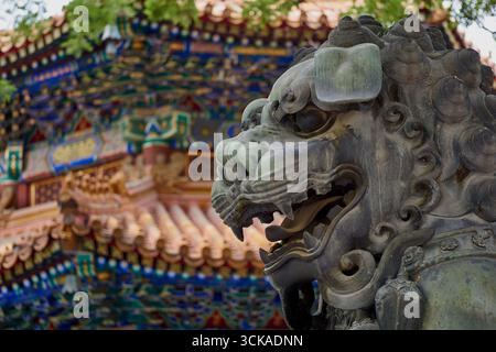 Detaillierte Nahaufnahme einer alten bronzenen Löwenmutter im Lama-Tempel in Peking Stockfoto