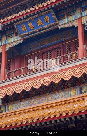 Detaillierte Nahaufnahme eines Holzbalkons mit komplizierten Schnitzereien am Lama-Tempel in Peking Stockfoto
