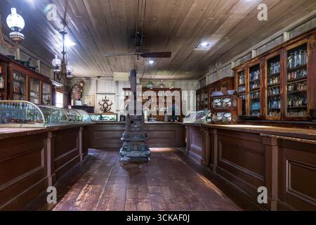 Monroe, NY - USA - 6. September 2025 Innenansicht des historischen Vernon Drug Store im Museum Village mit einer Apotheke aus dem 19. Jahrhundert mit authentischer Kunst Stockfoto