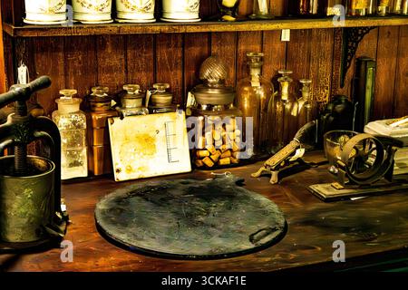 Monroe, NY - USA - 6. September 2025 Vintage-Inneneinrichtung des Vernon Drug Store im Museum Village, in dem historische Artefakte aus der Apotheke und das 19. Jahrhundert ausgestellt werden Stockfoto