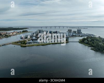 Aus der Vogelperspektive der Kalmarer Werft belebte die schwedische Immobilienentwicklung mit Stadthäusern, Wohnungen und Einfamilienhäusern auf einer Insel in der Nähe von Oland Stockfoto