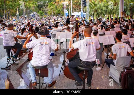 Auftritt des Royal Bangkok Symphony Orchestra auf der Bühne beim Open Air Concert in the Park, Lumphini, Bangkok, Thailand Stockfoto