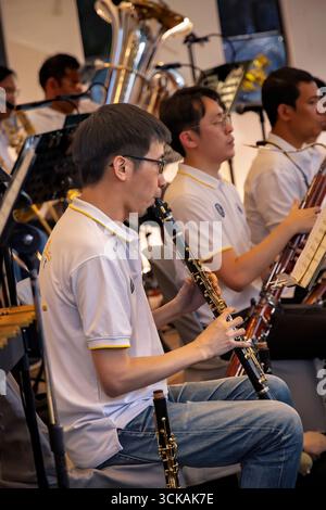 Musiker auf der Bühne, die in einem Open-Air-Konzert klassischer Musik im Lumphini Park, Bangkok, Thailand, spielen Stockfoto