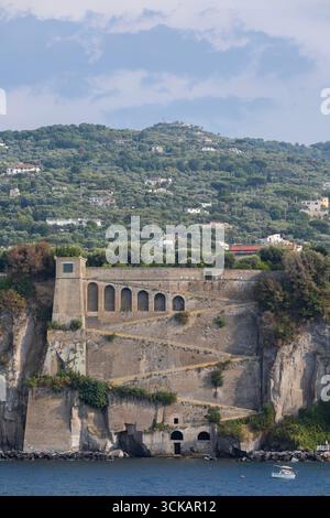 A View Hotels an den vulkanischen Klippen als Teil der Küste mit Blick auf die Bucht von Neapel in Sorrent, Stockfoto