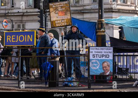 London, Großbritannien. September 2025. Ein Aktivist posiert mit seinem Plakat während des Protestes. Eine Handvoll EU-nahestehender Aktivisten versammelten sich auf dem Parlamentsplatz zu ihrer jährlichen Demonstration, um von der britischen Regierung die Wiederaufnahme der Europäischen Union zu fordern. (Foto: Krisztian Elek/SOPA Images/SIPA USA) Credit: SIPA USA/Alamy Live News Stockfoto