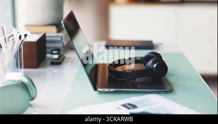 Online-Schulung, Laptop oder Headset mit Schulmaterial, Webinar oder digitale Präsentation für Fernunterricht. Videoanruf, KI-Unterstützung oder Live Stockfoto
