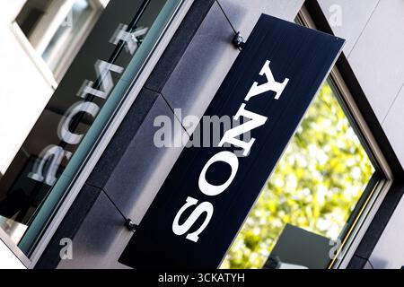 Stuttgart, Deutschland. September 2025. Die Beschriftung und das Markenlogo von Sony sind am 04.09.2025 an der Fassade über dem Eingang einer Filiale eines Fotoshops mit Produkten des Unternehmens in der Stuttgarter Innenstadt (Baden-Württemberg) zu sehen. Sony ist ein japanisches Elektronikunternehmen. (Symbolbild, Symbolfoto, Illustration, symbolisches Foto, illustratives Foto, Themenbild, allgemeines Bild, Themenfoto) Credit: Matthias Balk/dpa/Alamy Live News Stockfoto