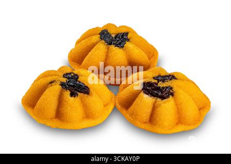 Gruppe von hausgemachten thai Eierkuchen oder castella Kuchen isoliert auf weißem Hintergrund mit Schneidepfad. Stockfoto
