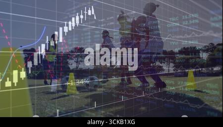 Weibliche Fußballmannschaft dribbelt mit gelben Kegeln auf dem Fußballfeld, mit Überlagerung der Finanzkarte Stockfoto