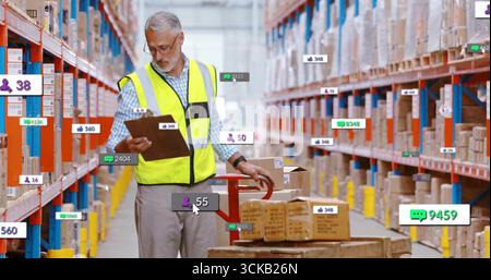 Inspektion eines Mitarbeiters mit Weste und Klemmschreiber im Lager mit Kistenpalette, Palettenhubwagen Stockfoto