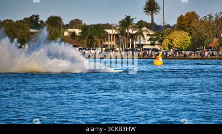 Yarrawonga, Victoria, Australien - 23. April 2022: Wasserflugzeug nähert sich der Wendeboje am Lake Mulwala im EC Griffith Cup 2022 Stockfoto