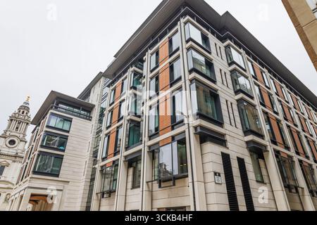 Modernes Wohnhaus mit Glasfassade Stockfoto