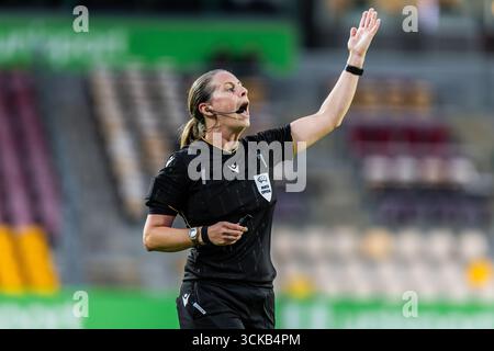 Farum, Dänemark. September 2025. Die Schiedsrichterin Lorraine Watson wurde während des Qualifikationsspiels des UEFA-Europapokals der Frauen zwischen dem FC Nordsjaelland und Kups rechts im Dream Park in Farum gesehen. Quelle: Gonzales Photo/Alamy Live News Stockfoto