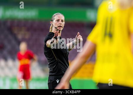 Farum, Dänemark. September 2025. Die Schiedsrichterin Lorraine Watson wurde während des Qualifikationsspiels des UEFA-Europapokals der Frauen zwischen dem FC Nordsjaelland und Kups rechts im Dream Park in Farum gesehen. Quelle: Gonzales Photo/Alamy Live News Stockfoto