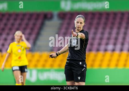 Farum, Dänemark. September 2025. Die Schiedsrichterin Lorraine Watson wurde während des Qualifikationsspiels des UEFA-Europapokals der Frauen zwischen dem FC Nordsjaelland und Kups rechts im Dream Park in Farum gesehen. Quelle: Gonzales Photo/Alamy Live News Stockfoto