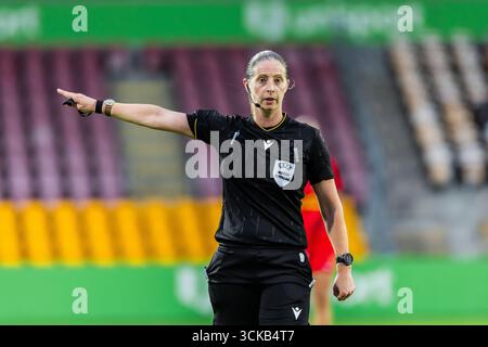 Farum, Dänemark. September 2025. Die Schiedsrichterin Lorraine Watson wurde während des Qualifikationsspiels des UEFA-Europapokals der Frauen zwischen dem FC Nordsjaelland und Kups rechts im Dream Park in Farum gesehen. Quelle: Gonzales Photo/Alamy Live News Stockfoto